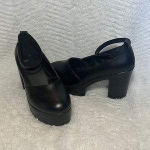 Woman platform black heels with stripe